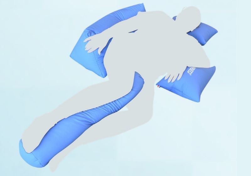 Utilisation du coussin de décubitus latéral Clinibed - Modèle associé à deux autres coussins de positionnement de la marque